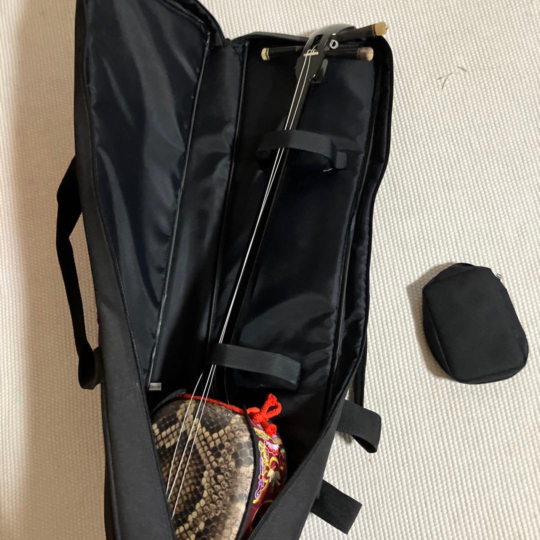 三味線 本体 蛇皮 黒と赤 ケース付き 弦の所、糸がはずれています。