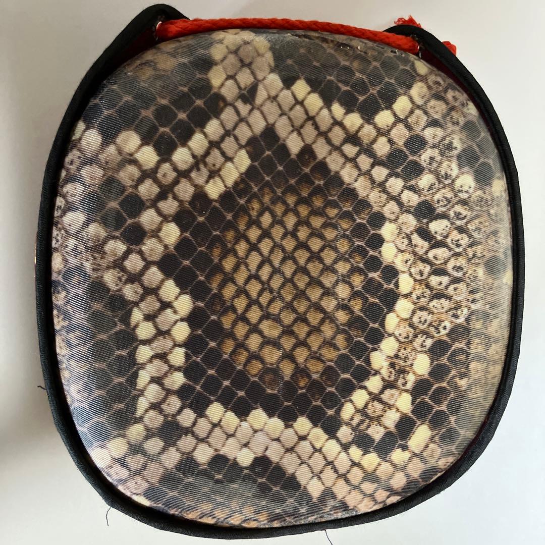 三味線 本体 蛇皮 黒と赤 ケース付き 弦の所、糸がはずれています。