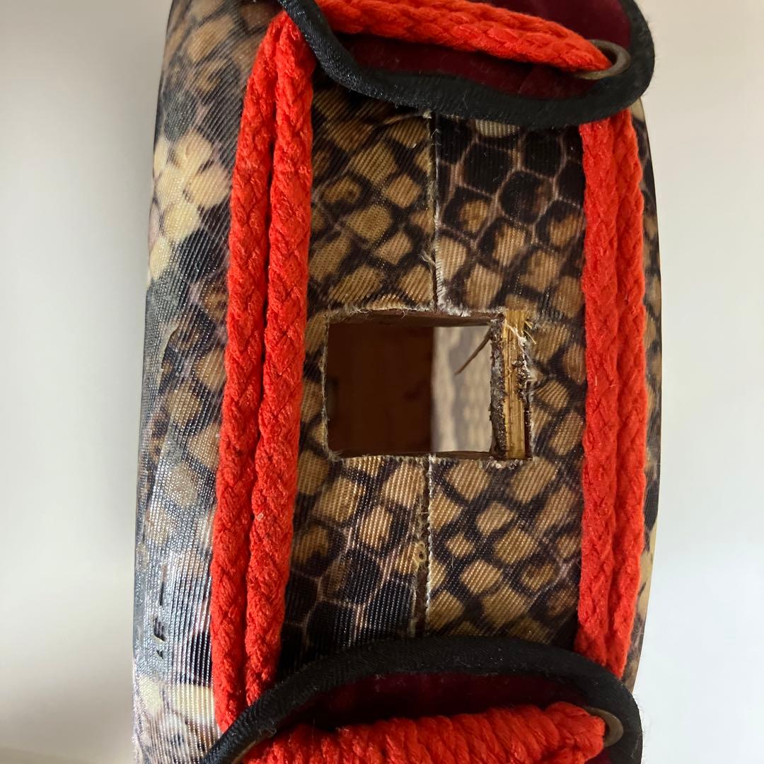 三味線 本体 蛇皮 黒と赤 ケース付き 弦の所、糸がはずれています。