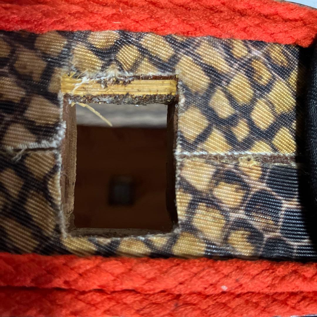 三味線 本体 蛇皮 黒と赤 ケース付き 弦の所、糸がはずれています。