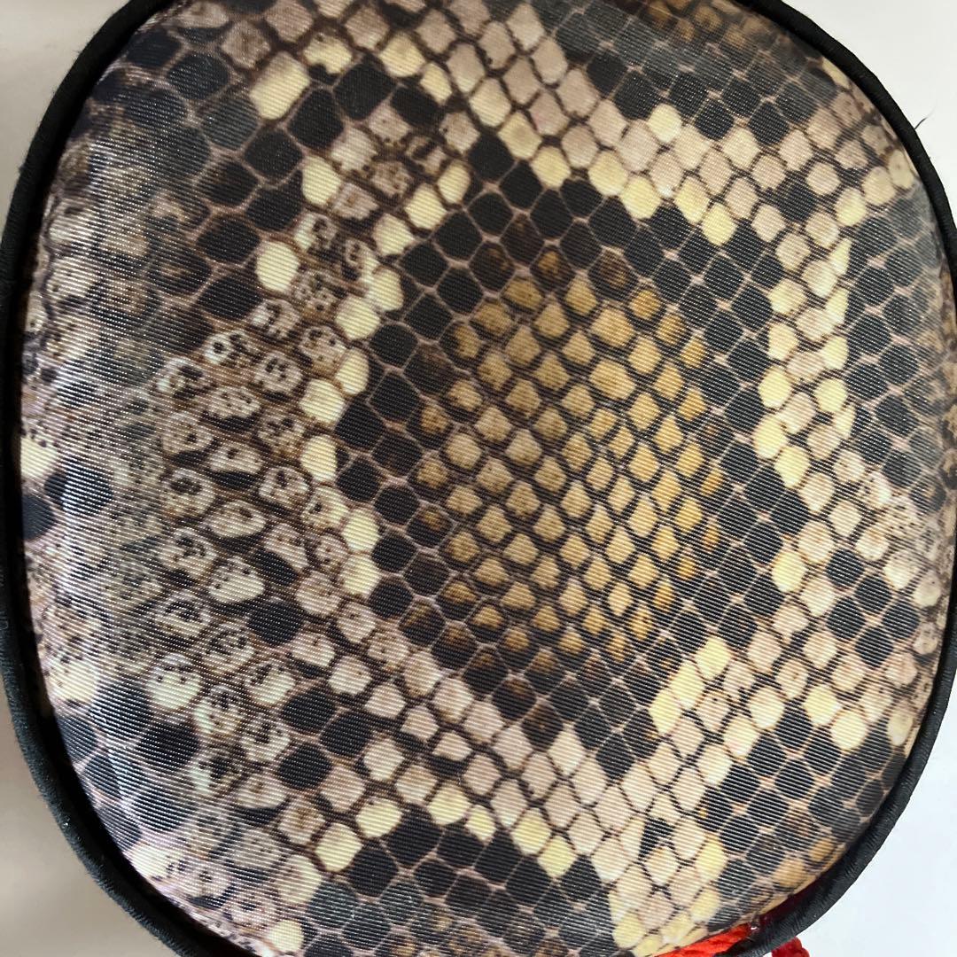 三味線 本体 蛇皮 黒と赤 ケース付き 弦の所、糸がはずれています。