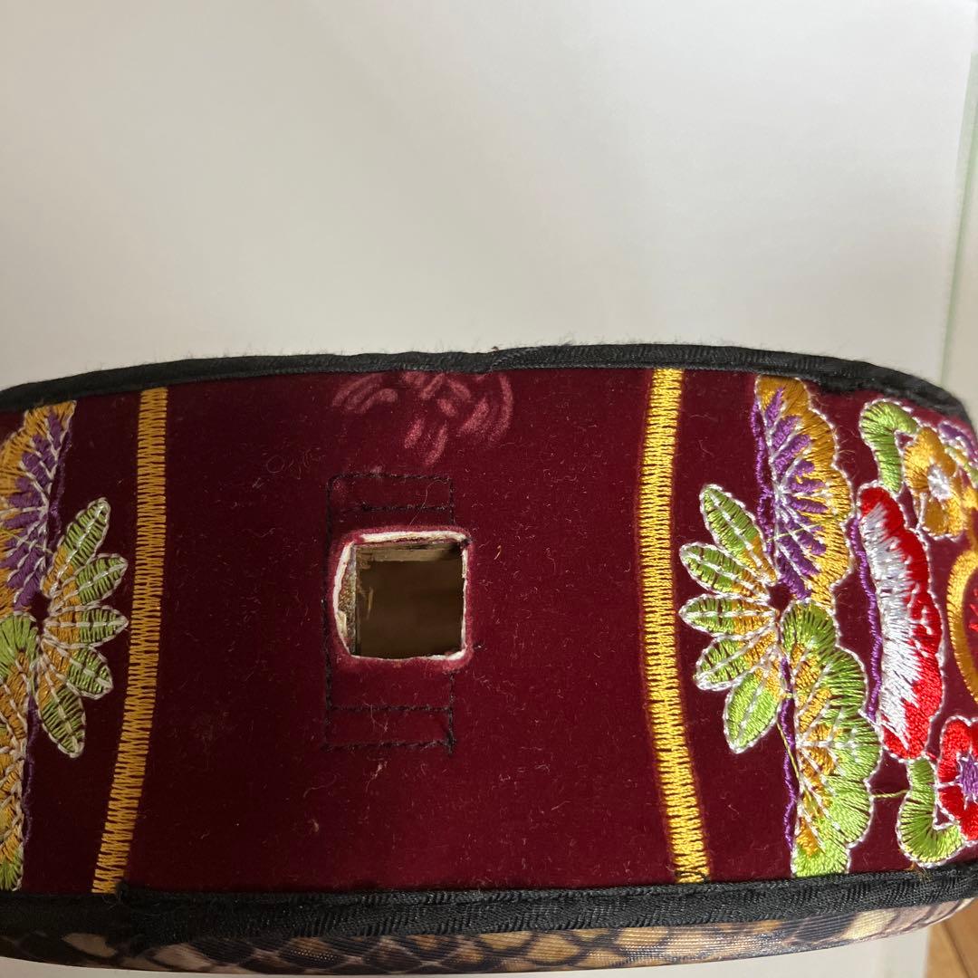 三味線 本体 蛇皮 黒と赤 ケース付き 弦の所、糸がはずれています。