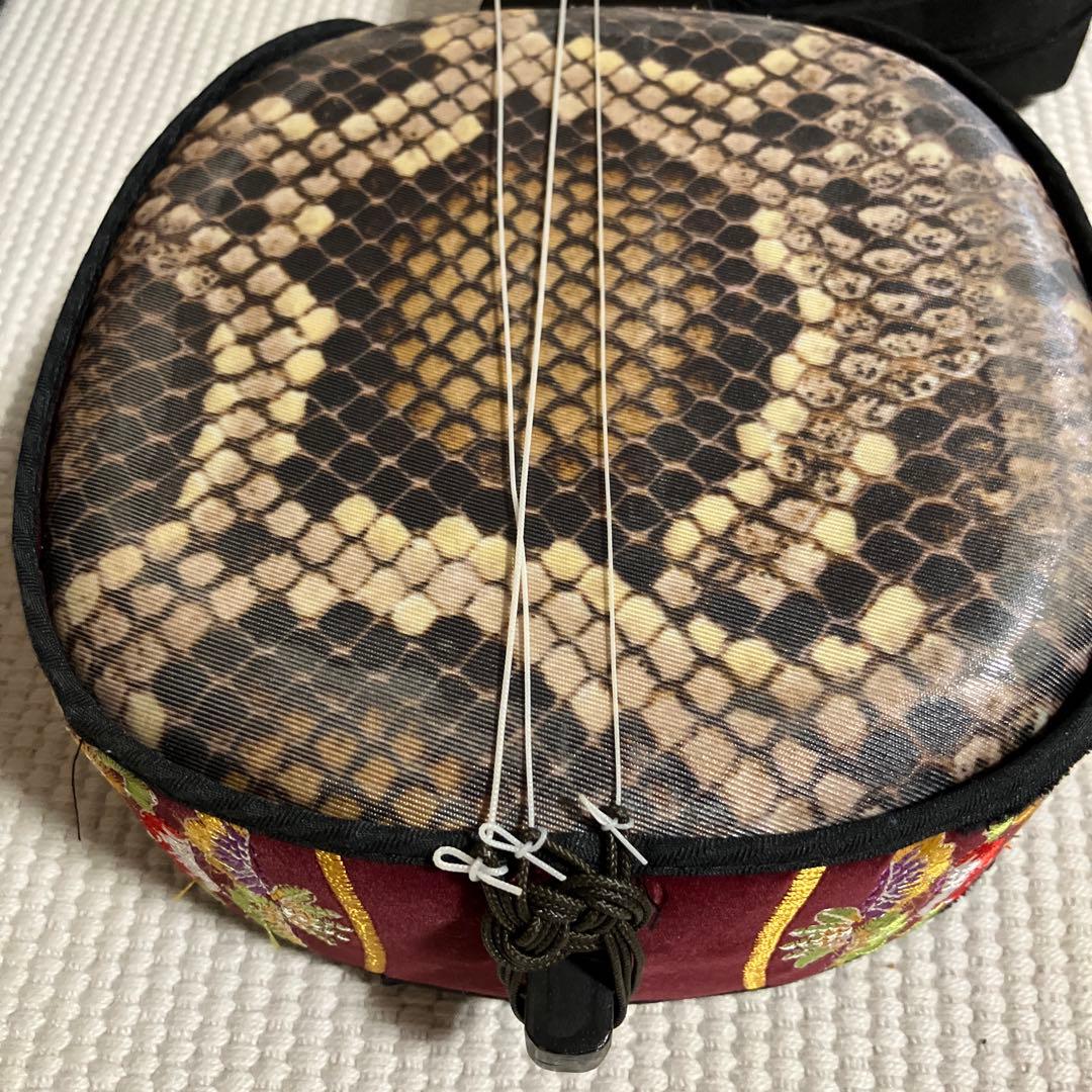 三味線 本体 蛇皮 黒と赤 ケース付き 弦の所、糸がはずれています。