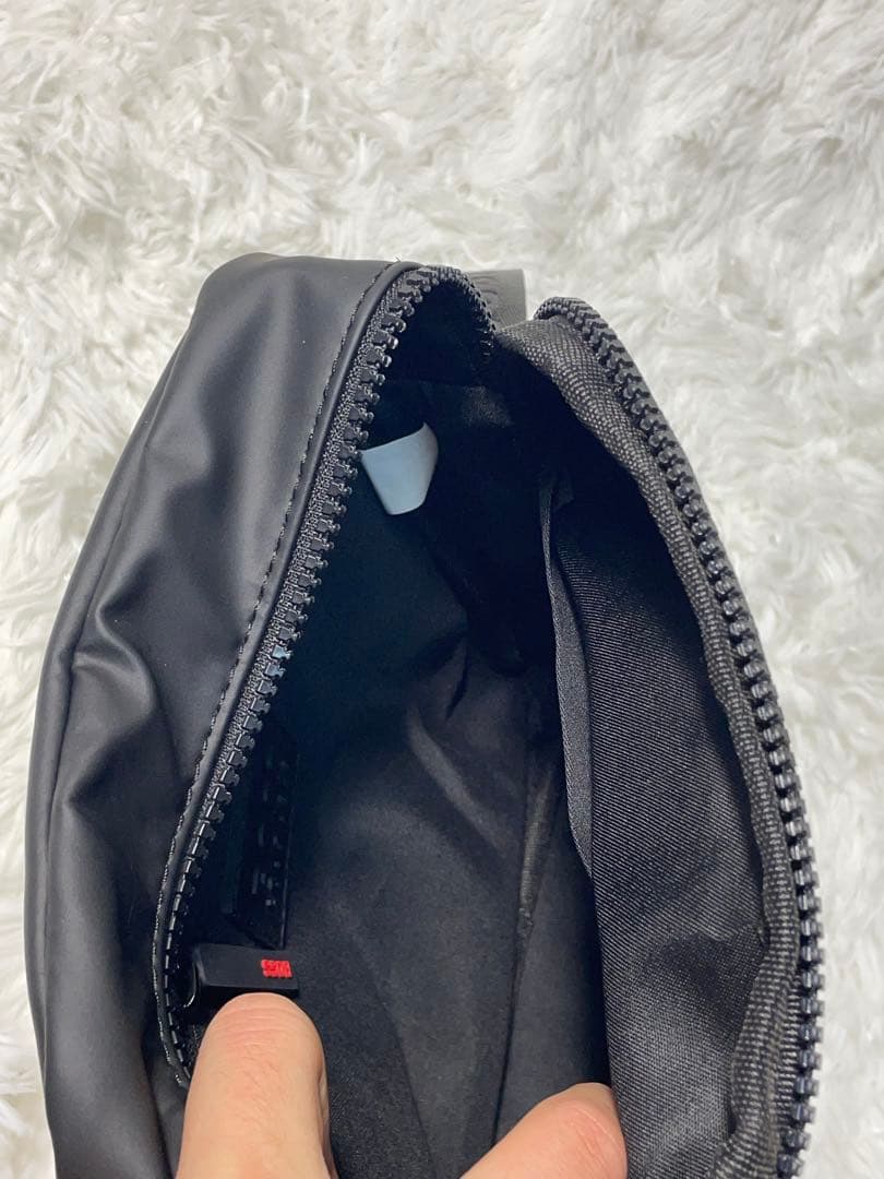 未使用品　HUGO BOSS ヒューゴボス ショルダーバッグ メンズ ブラック