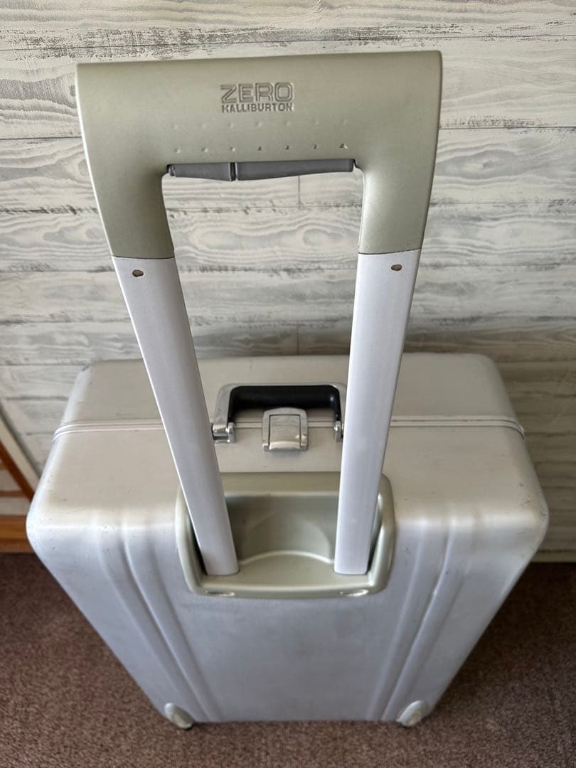 ゼロハリバートンシルバー キャリーケース 2輪 ハンドル付き