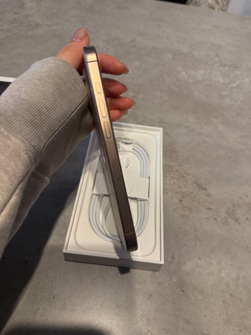 iPhone16pro 512GB デザートチタニウム　ケース付