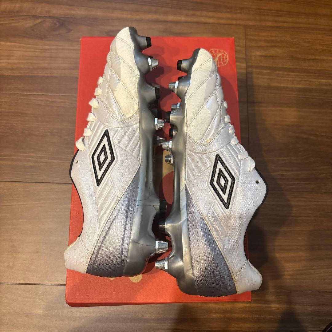 アンブロ アクセレイターKL MIX SG(ホワイト×シルバー) - メルカリ