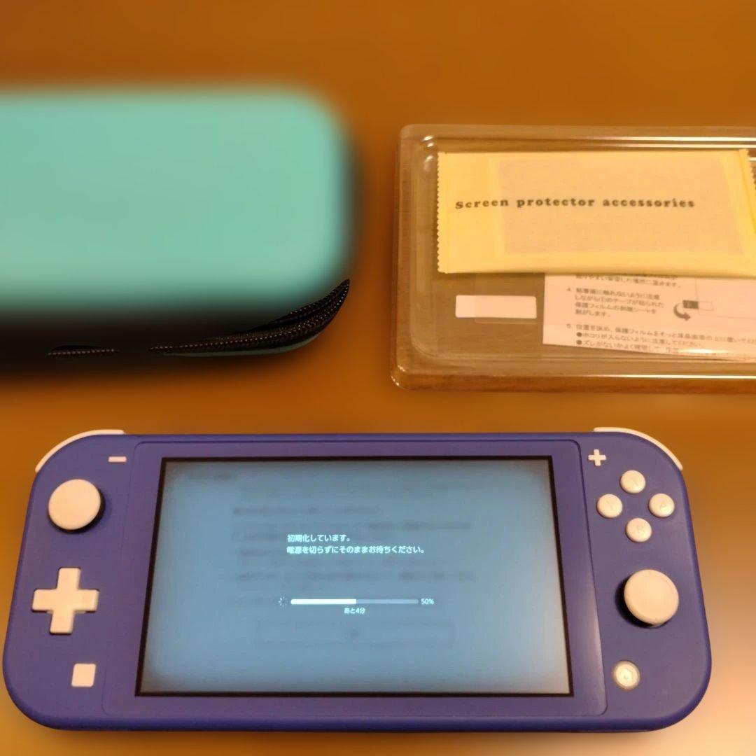 や*ん様 ニンテンドーSwitchライト（本体のみ）ハードケースと保護フィルム付