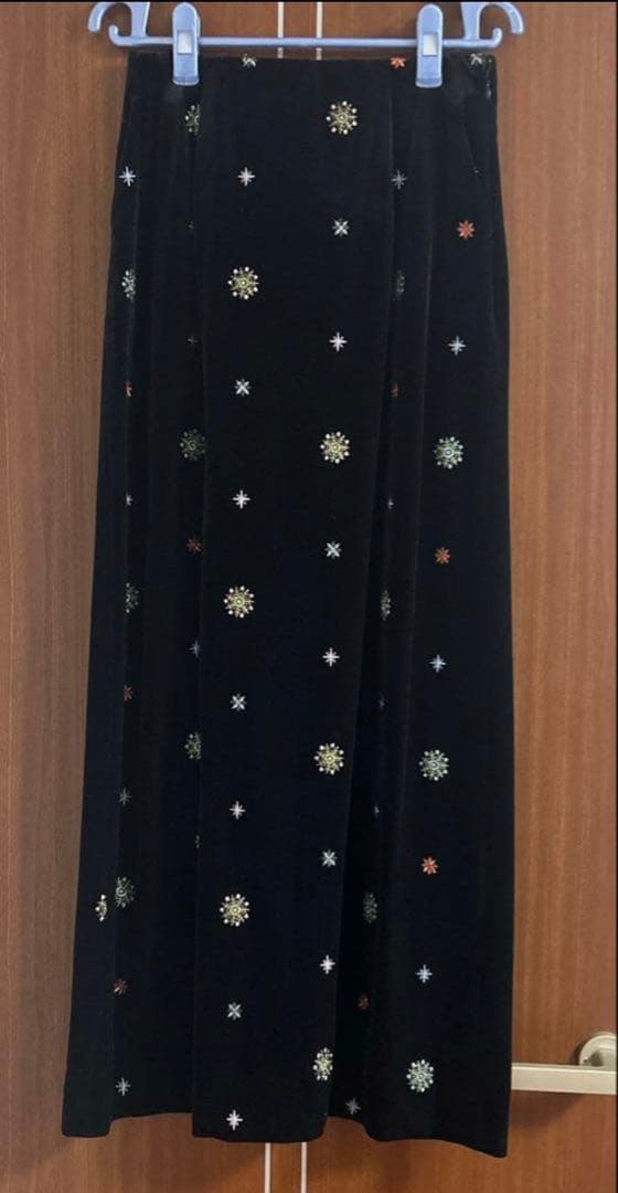 新品 アメリ GLITTER EMBROIDERY VELOUR SKIRT