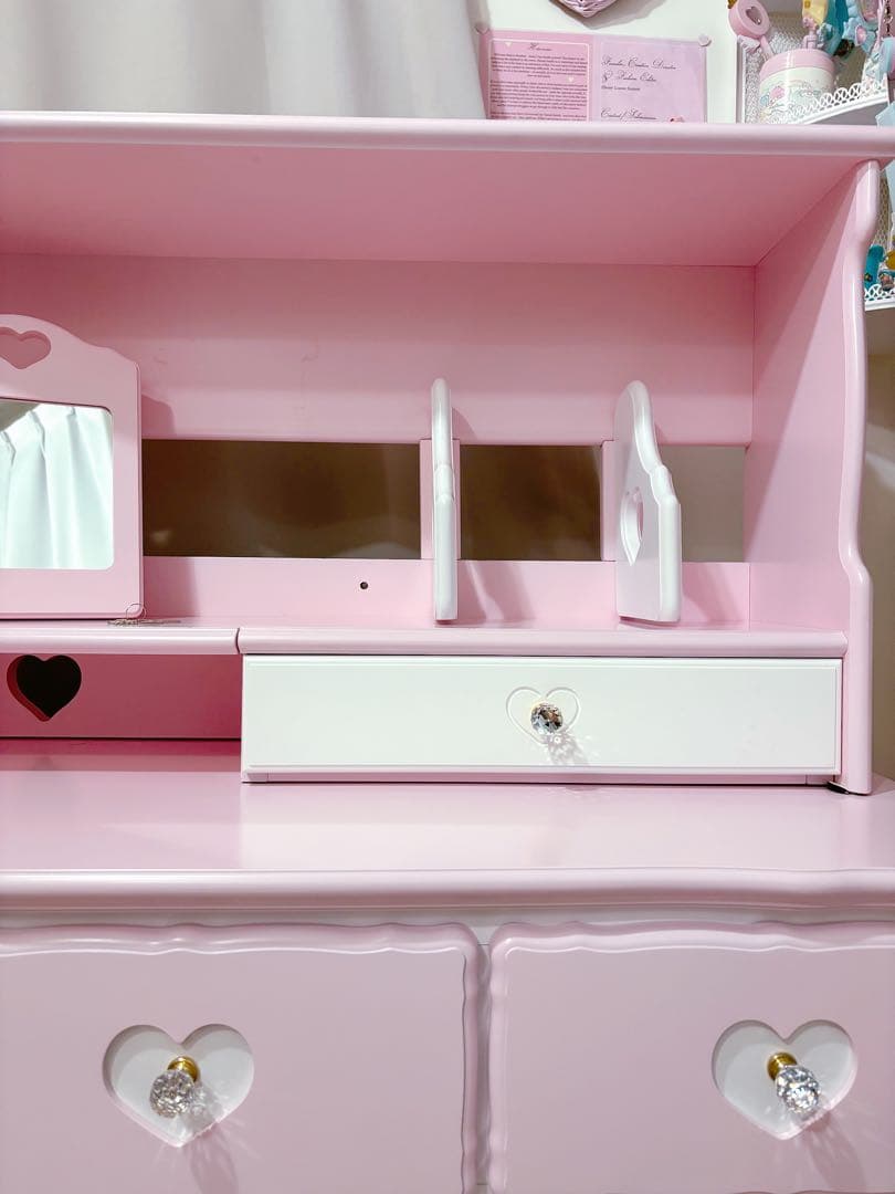 ピンクのハート型ドレッサー