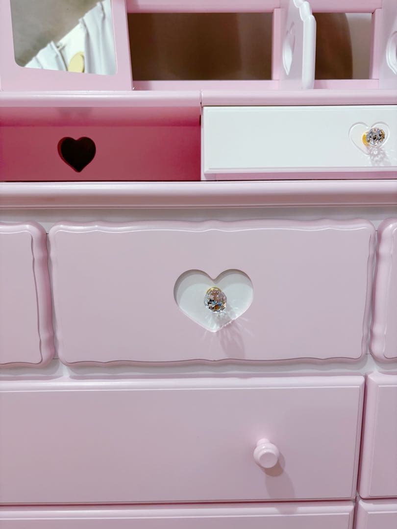 ピンクのハート型ドレッサー