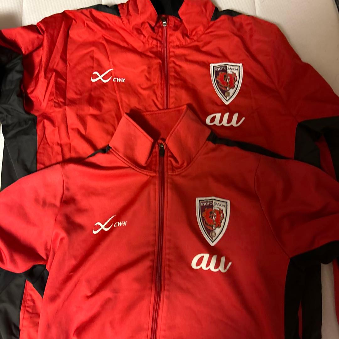 レッド ジップアップジャージ au