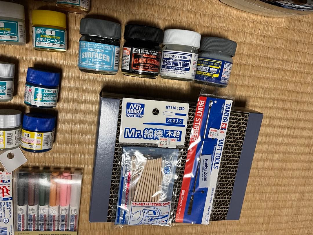 アクリル塗料セットとエアブラシ