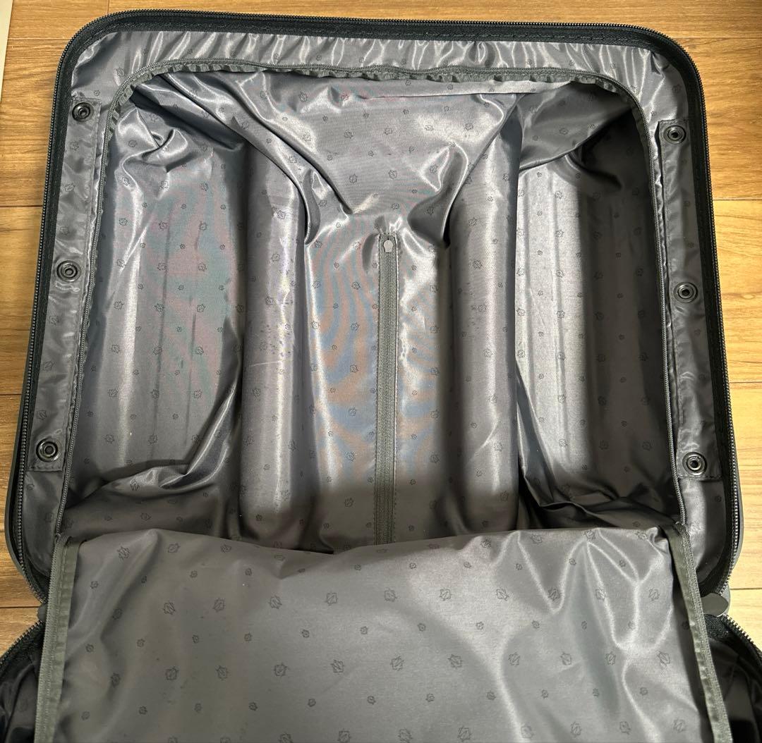 RIMOWA ESSENTIAL SLEEVEコンパクト　黒 スーツケース