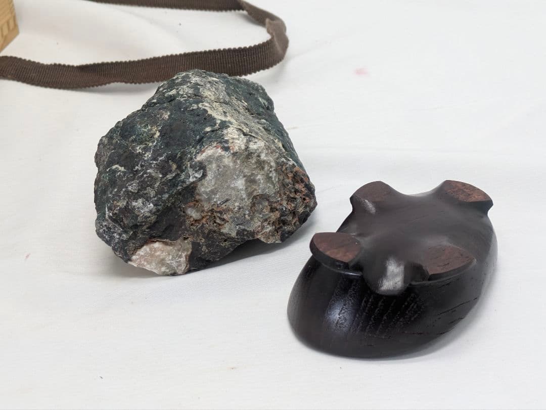 菊花石 見返り美人 根尾 鑑賞石 水石 自然石 けやき台座・収納箱つき