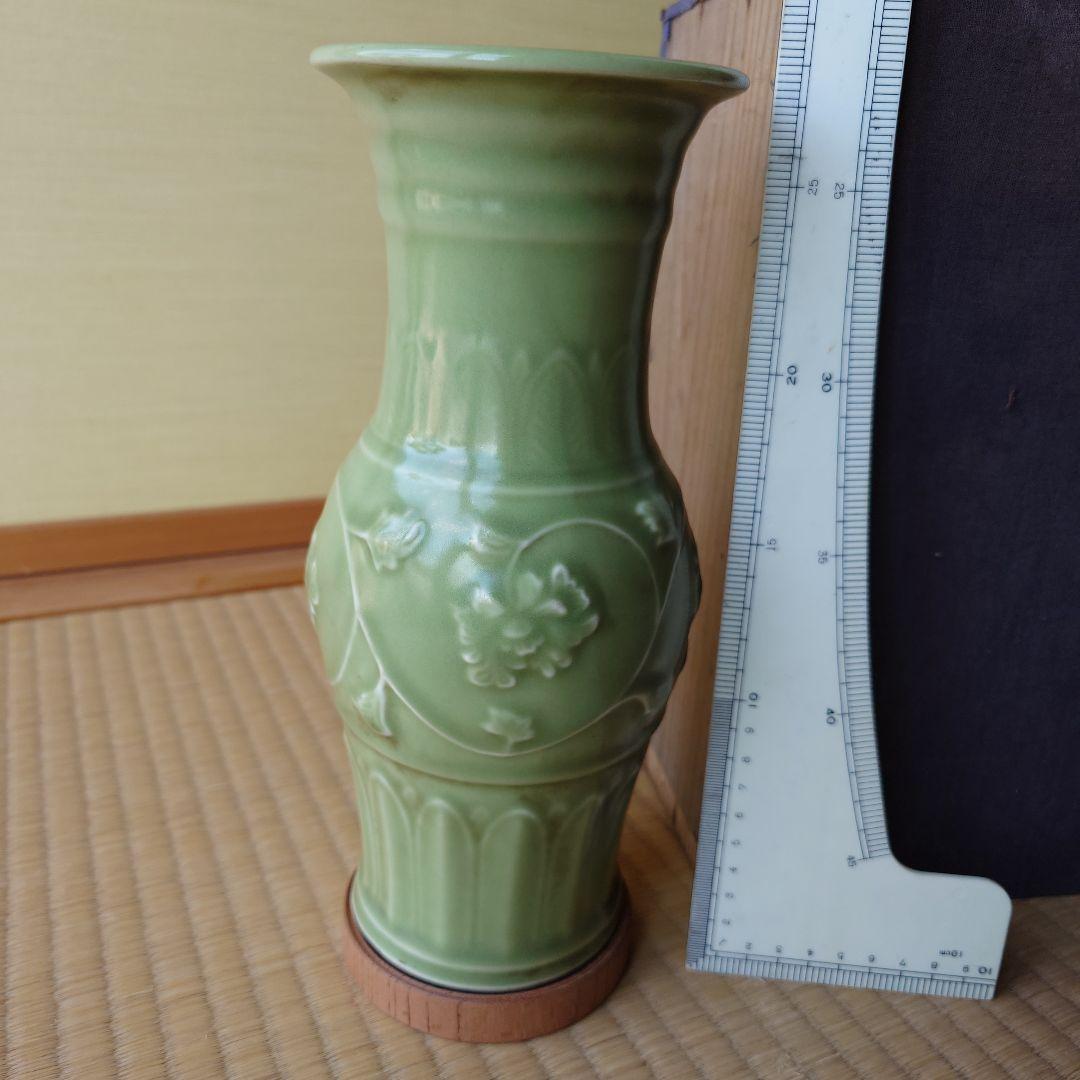 緑色の陶器製花瓶 花模様付き（ＡＩ自動入力）