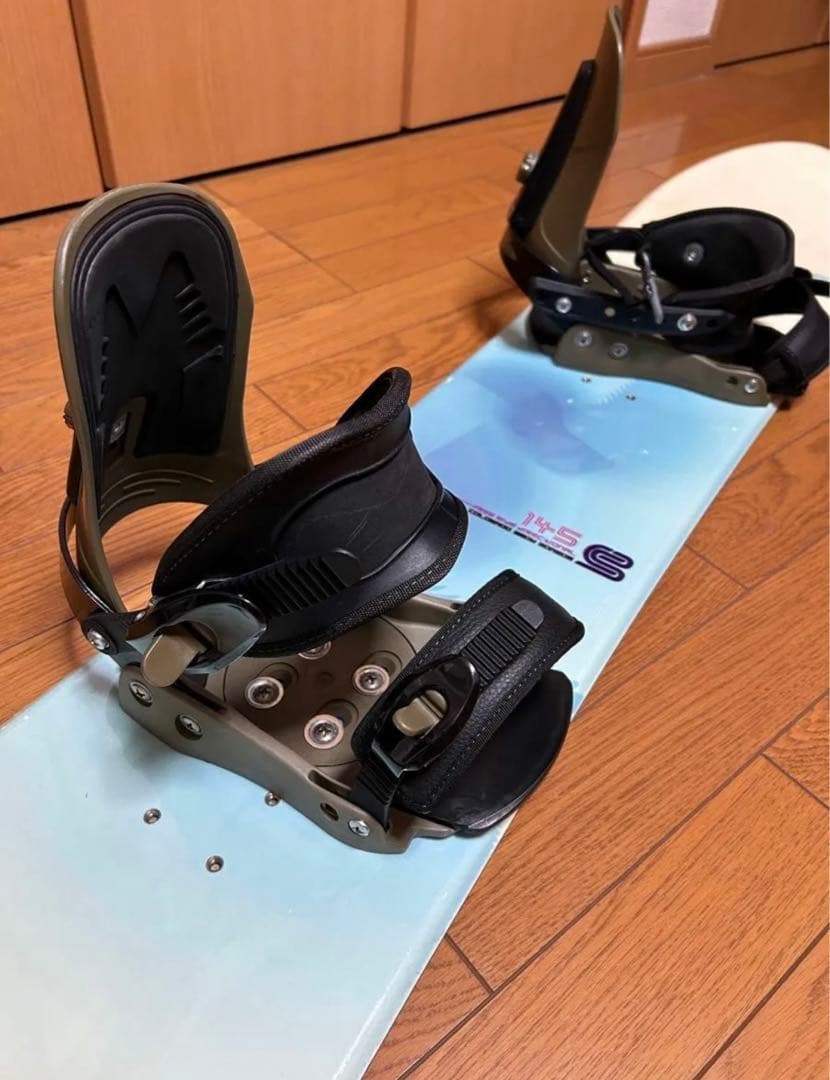 ビンディング付きスノーボード➕手首用プロテクターのセット