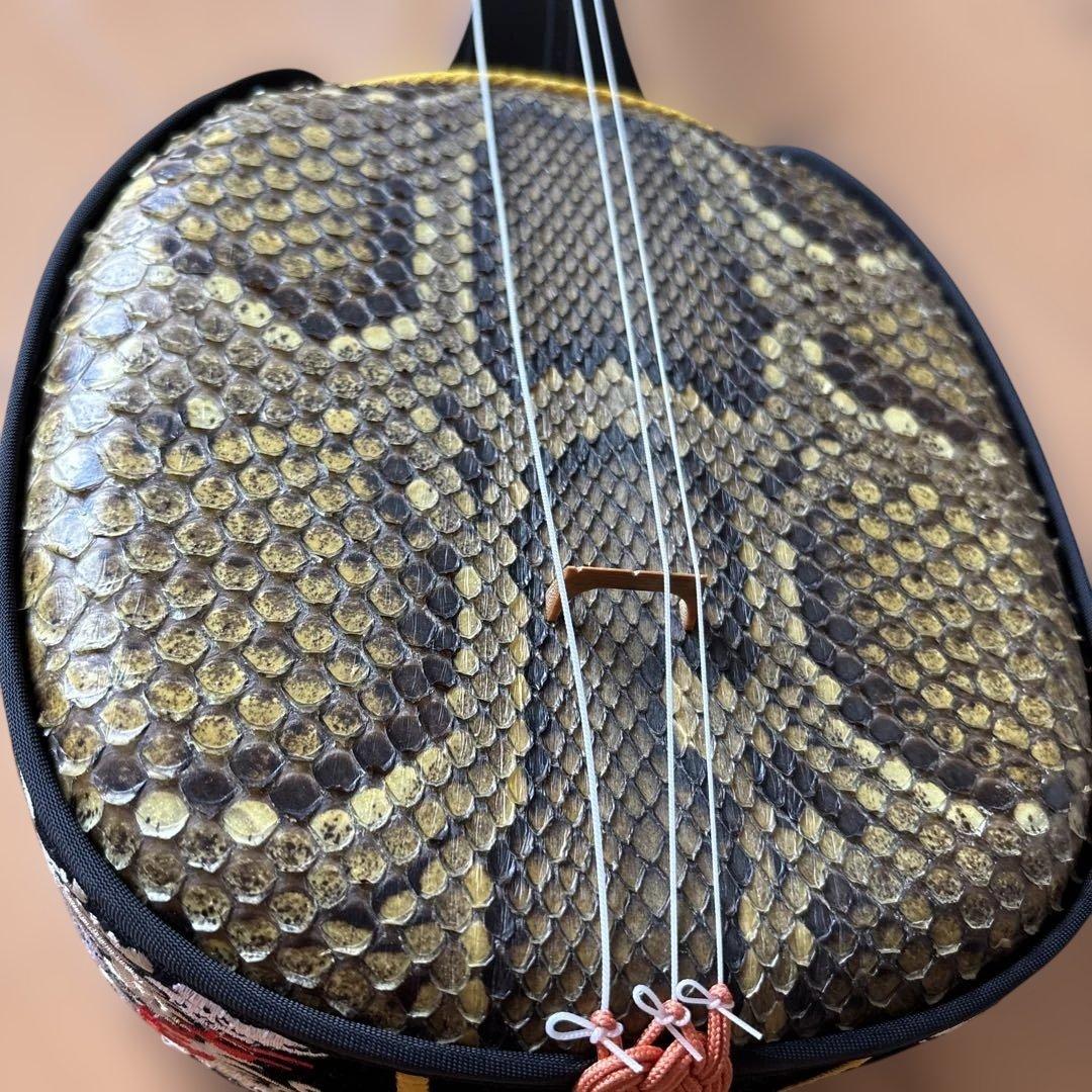 お*く様 三線　本蛇皮　付属品、ハードケースセット