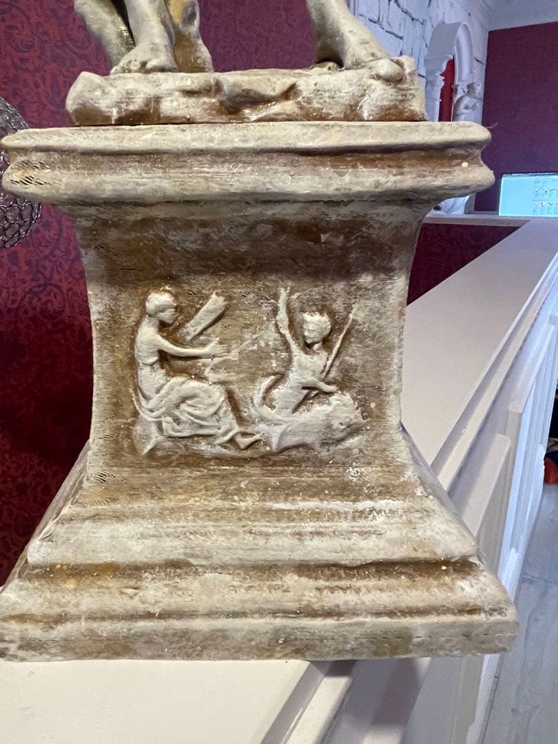 ダビデ像(ミケランジェロ)高さ:60 cm ローマの台座の上の彫像