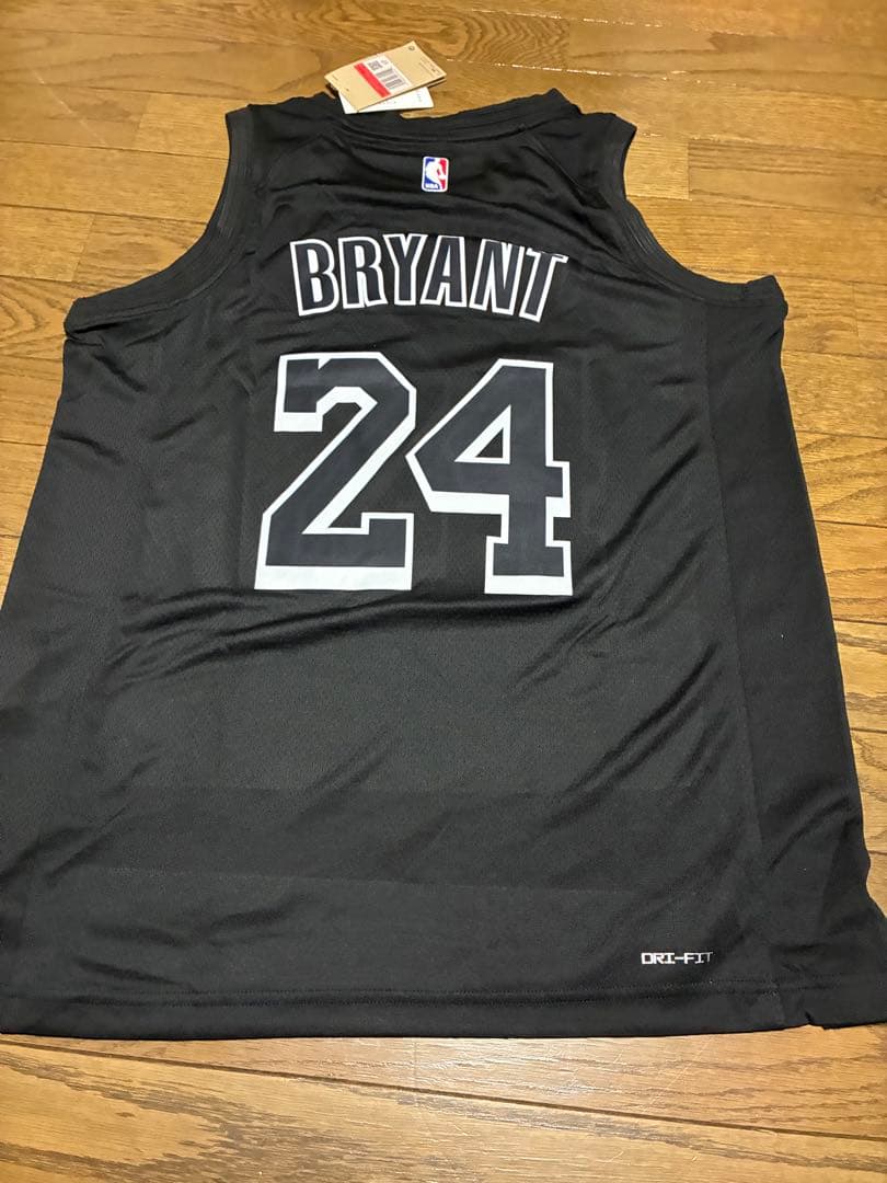 コービーブライアント　メモリアルジャージ　Ｌサイズ　新品未使用タグ付き