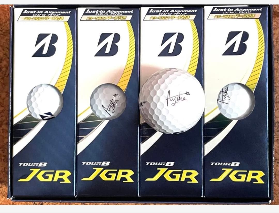 古江あやかプロ直筆サイン入ボール1個とサイン印刷11個の合計12個です。