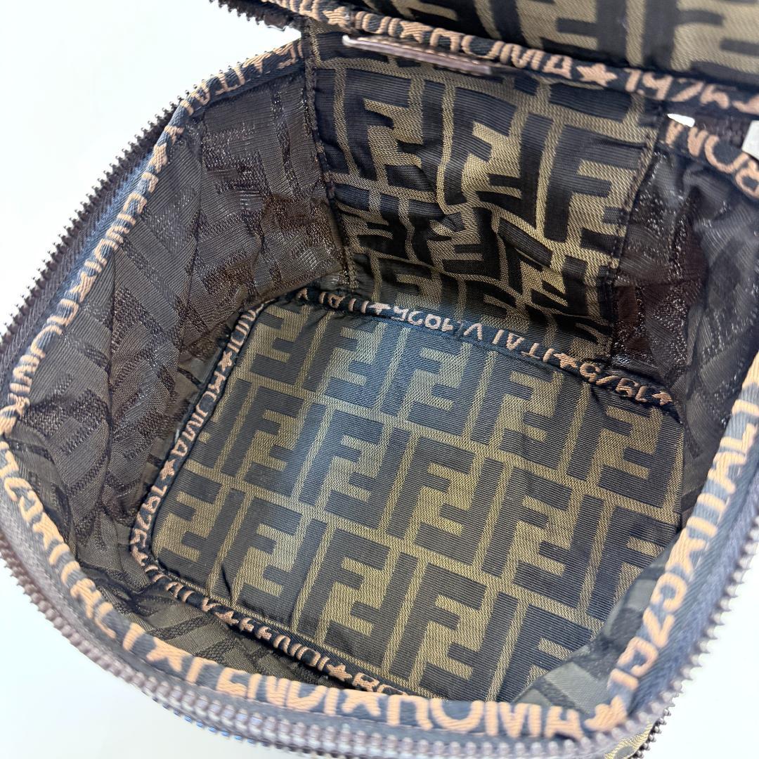 【美品】FENDI フェンディ ズッカ柄 バニティ バッグ ポーチ 26554