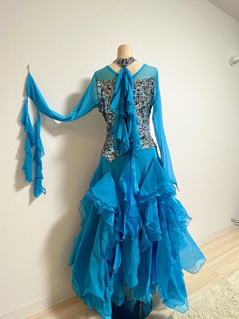 最初お値下中⭐︎綺麗な水色のフリル付き社交ダンスドレス