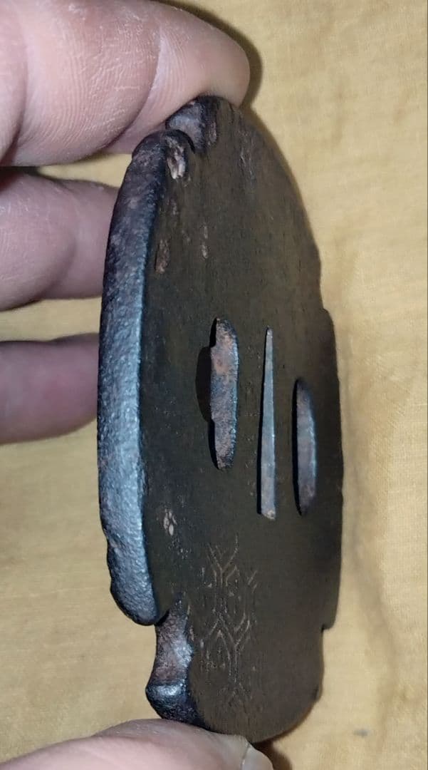 珍品　鉄鍔　鐔　(越後高田士松井貞寿　藝州海田於陳営　亀甲紋)幕末　刀工　箱付き