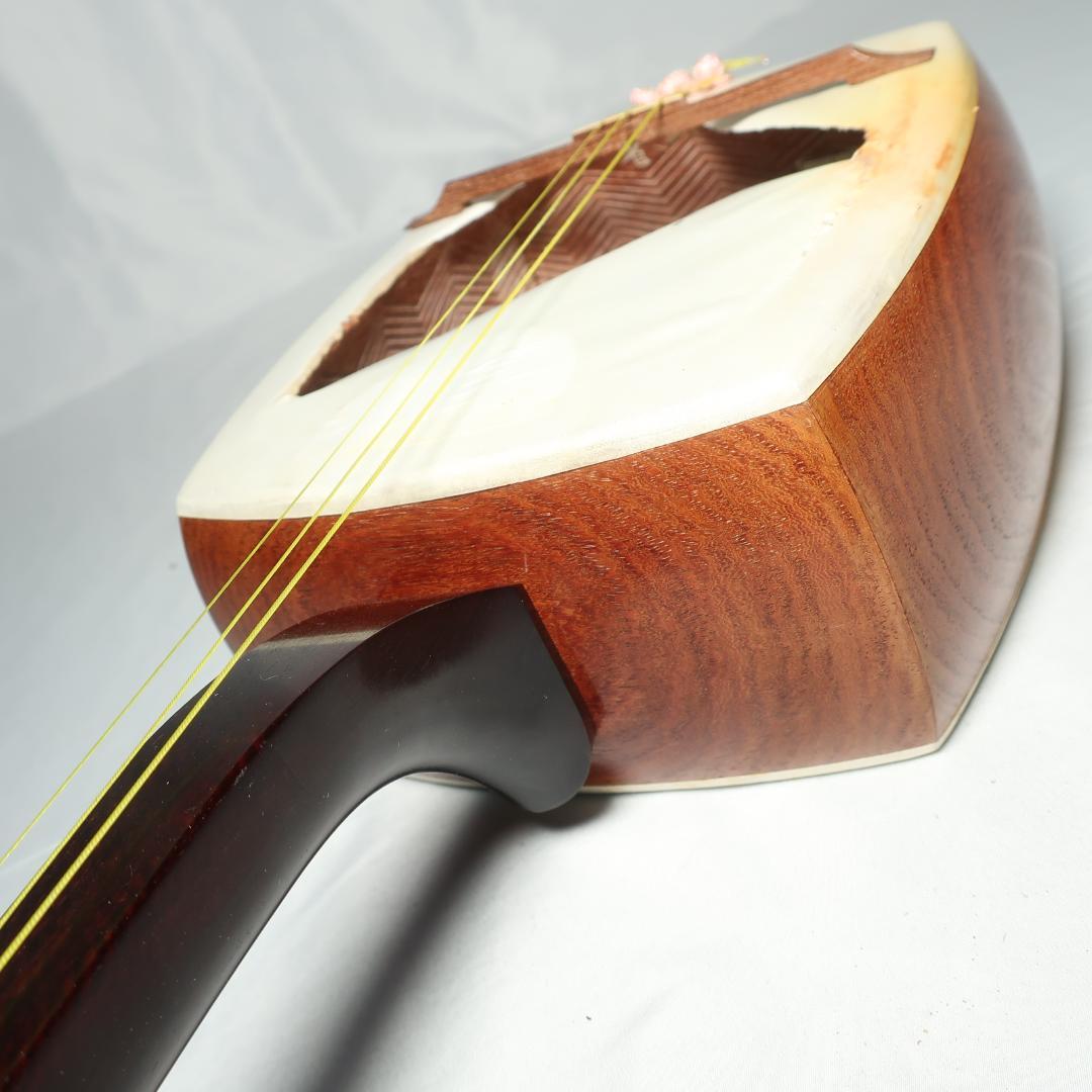三味線 金細 子持ち綾杉胴 トチ紅木 黒檀糸巻き 撥 ハードケース付属