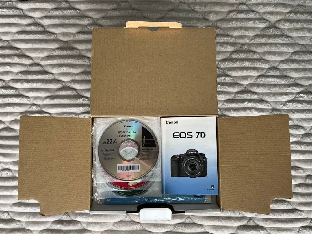 Canon EOS 7D 付属品完備 レンズ フラッシュカード２枚付き 美品