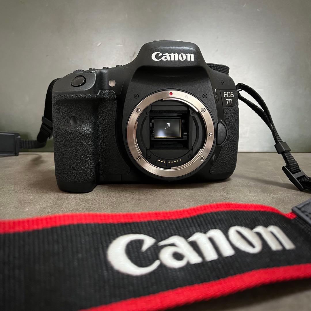 Canon EOS 7D 付属品完備 レンズ フラッシュカード２枚付き 美品