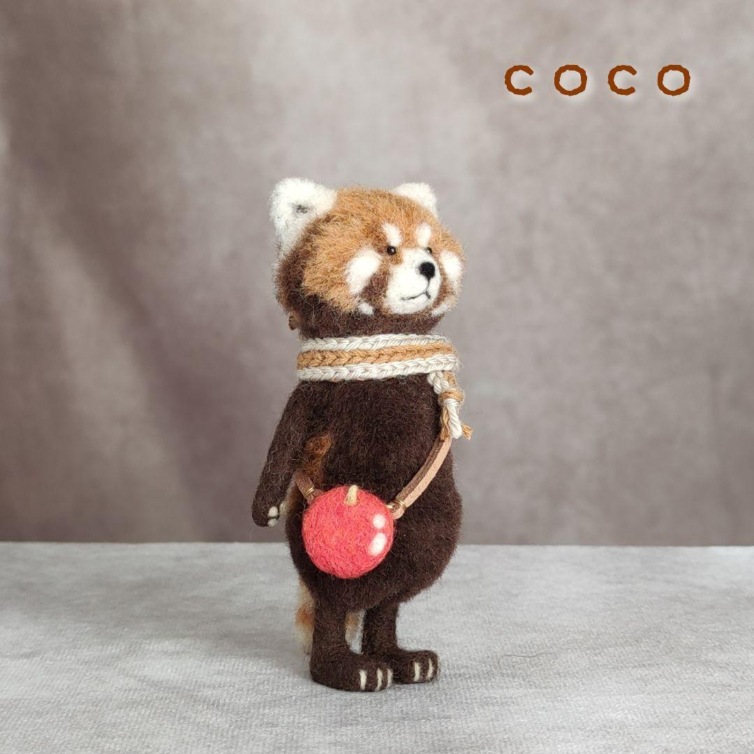 赤リンゴポシェットを下げたレッサーパンダさん