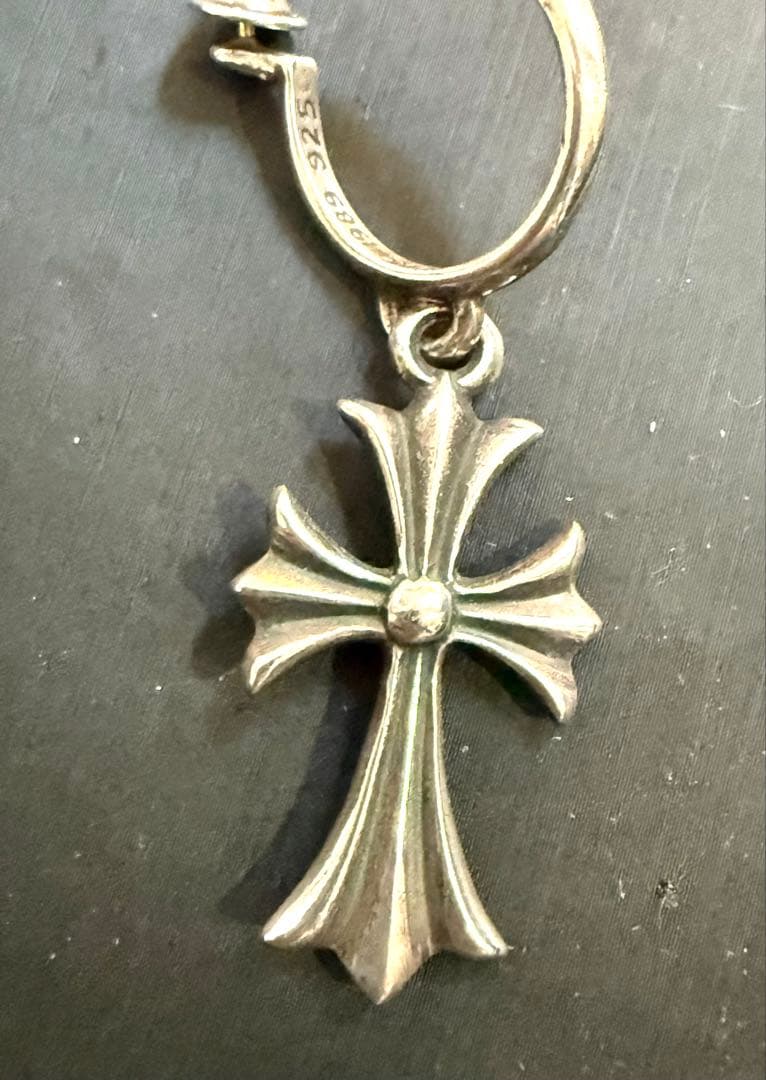 あんしん鑑定対応可　クロムハーツ タイニーCHクロス フープイヤリング