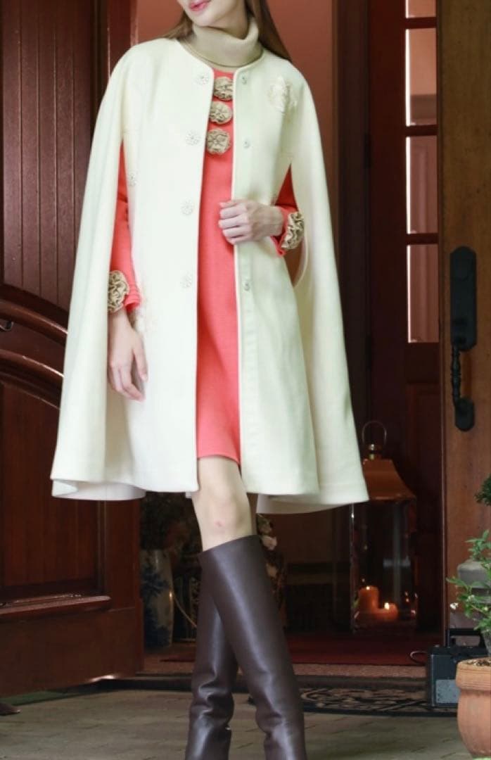 スーパービューティー☆44☆新品タグ付き　スパンコール刺繍のポンチョコート