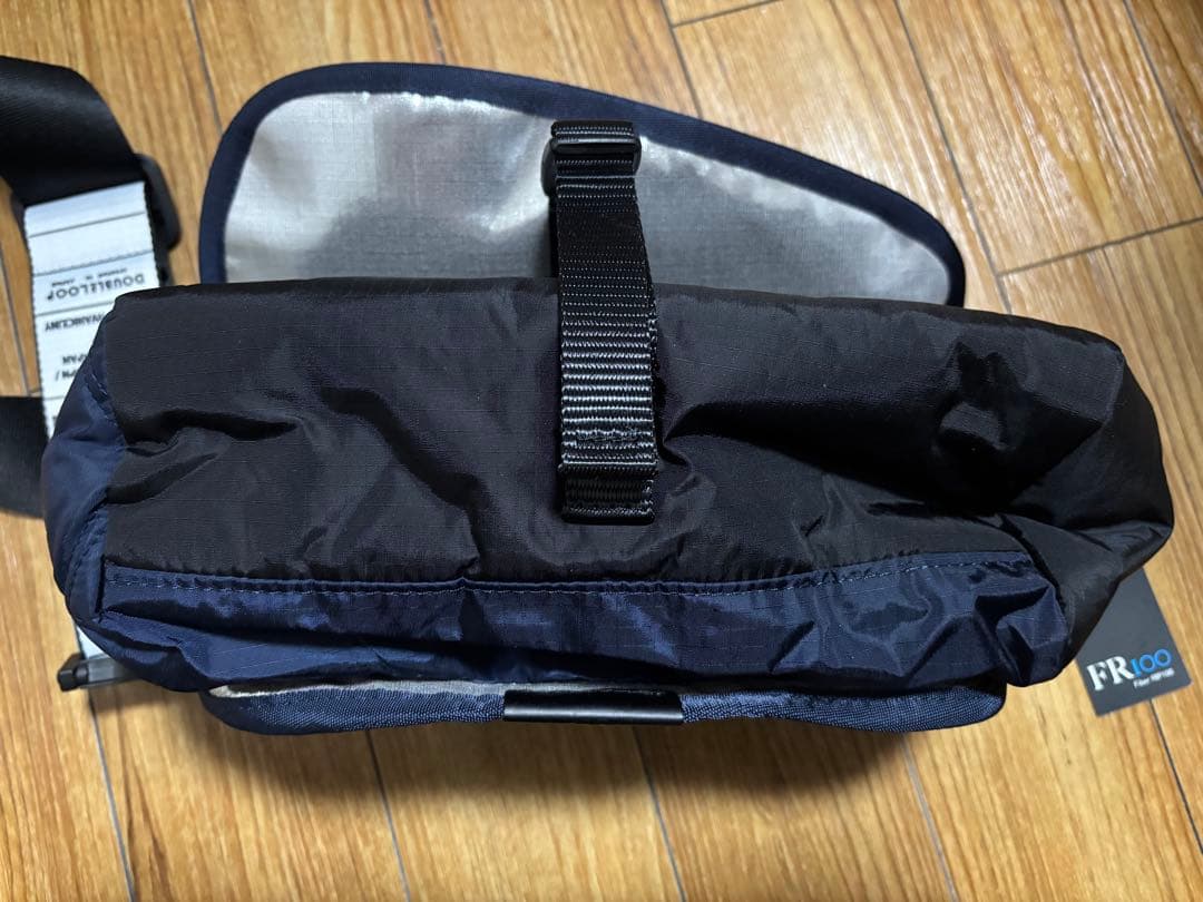 タグ付き DOUBLELOOP 2WAY ボディバッグ ネイビー刺繍