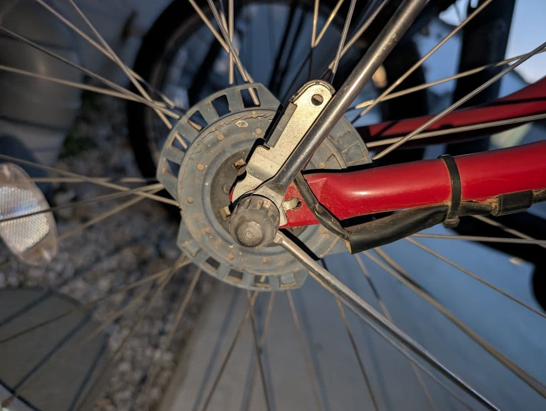 赤い電動アシスト自転車 シティタイプ YAMAHA パス ラフィーネ