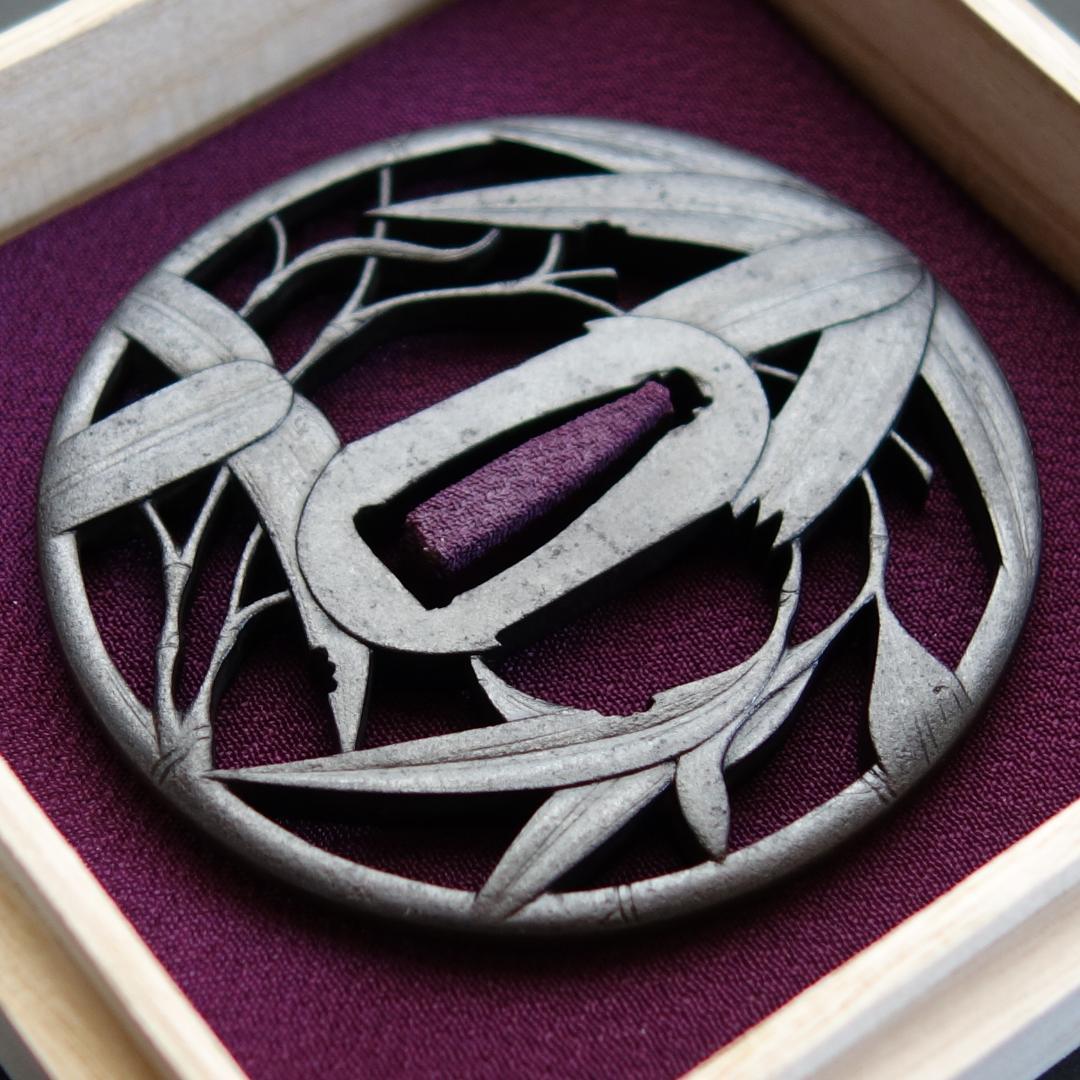 赤坂 鍔 鐔 刀装具 武具 骨董【在銘 武州住忠時 風竹透鍔】(鍔箱付き)