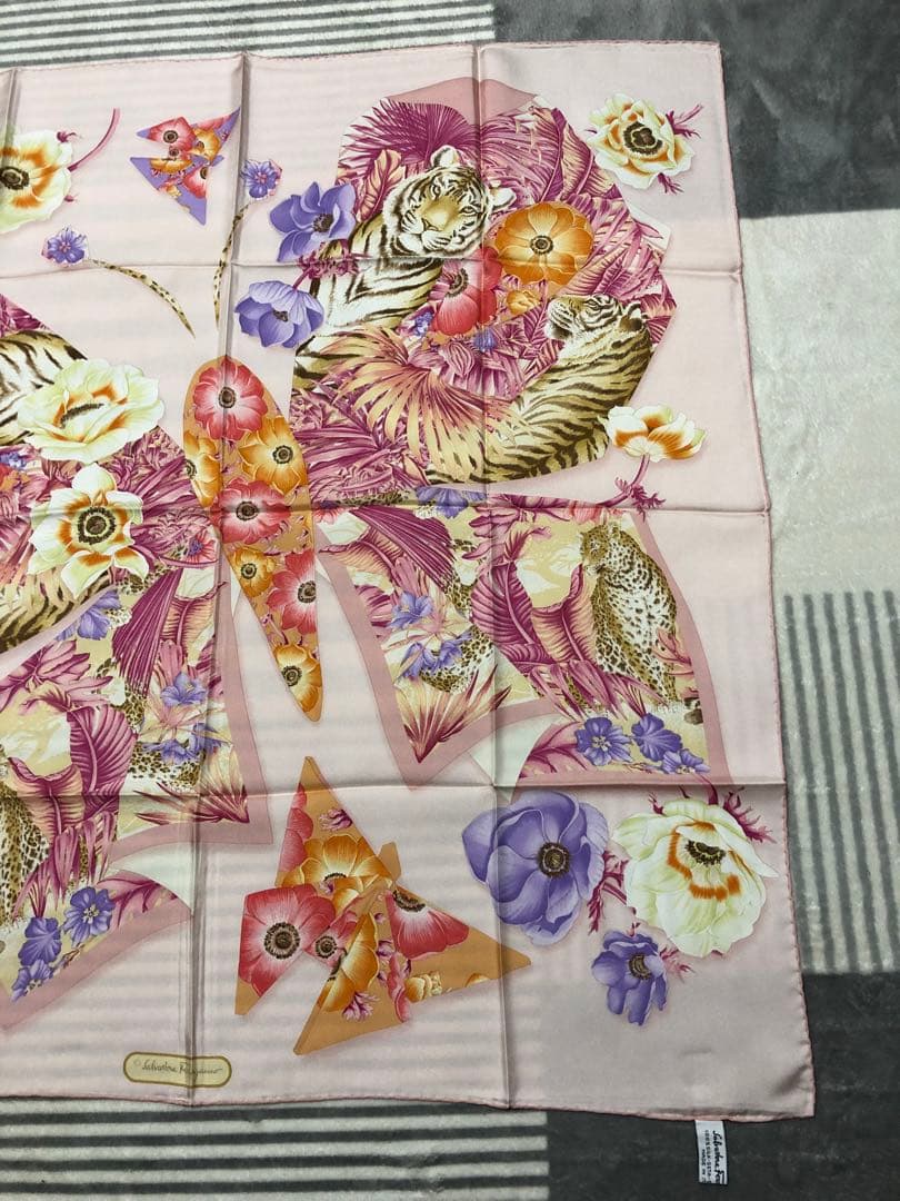 Salvatore Ferragamo 花柄スカーフ ピンク系