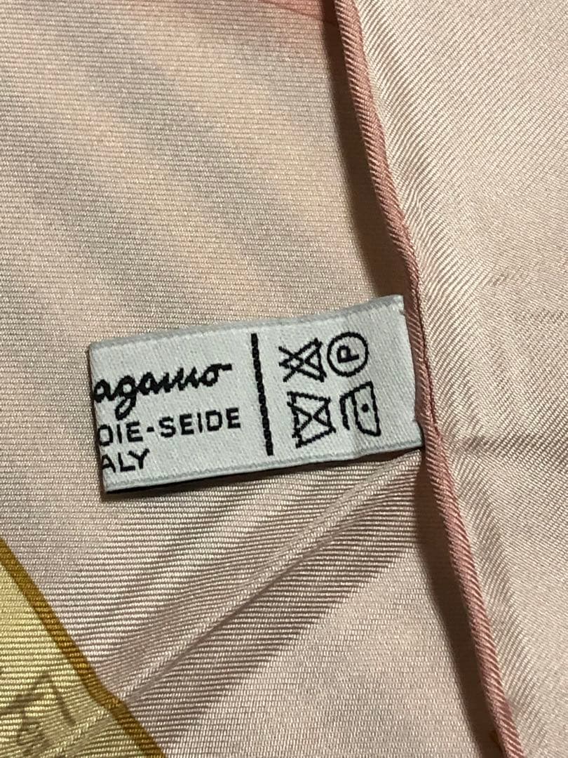Salvatore Ferragamo 花柄スカーフ ピンク系