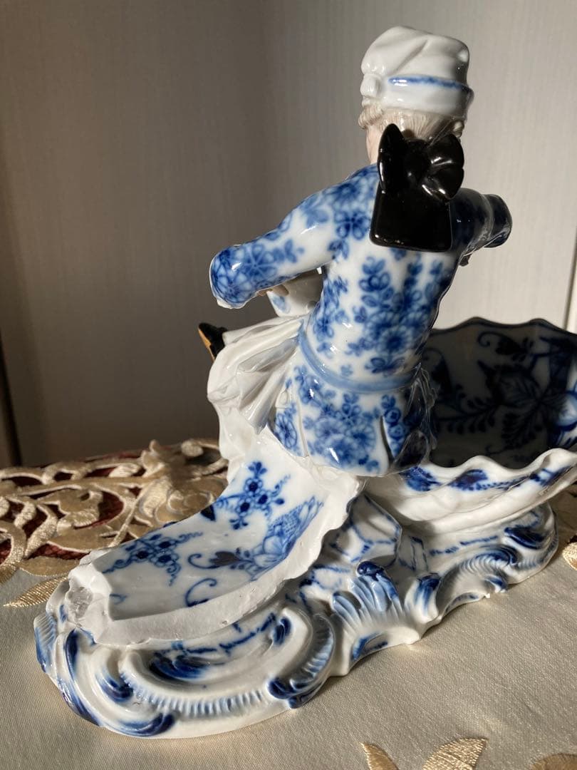 Meissenマイセンフィギュア　ガチョウを抱く女