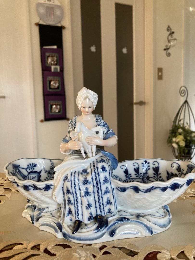 Meissenマイセンフィギュア　ガチョウを抱く女