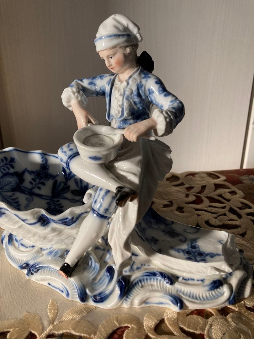 Meissenマイセンフィギュア　ガチョウを抱く女