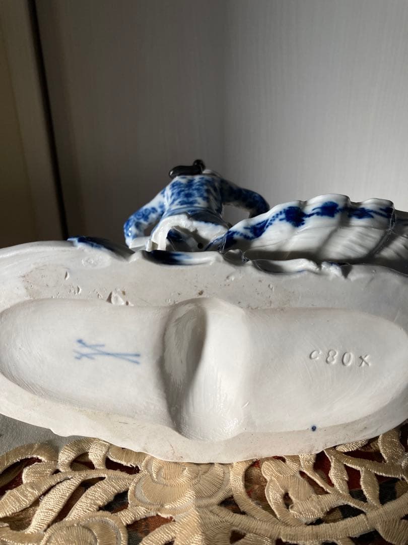 Meissenマイセンフィギュア　ガチョウを抱く女