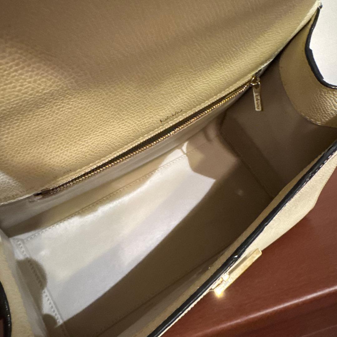 V alextra エレガントなアイボリーとブラックのハンドバッグ - メルカリ