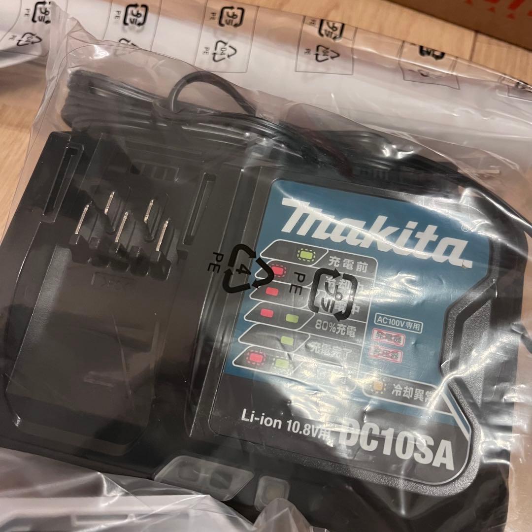 マキタ 掃除機 CL108FDSHW カプセル式10.8 コードレス　充電器付