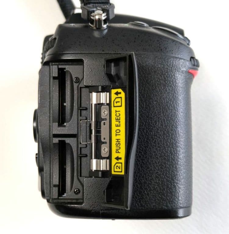 ニコンD7000ボディ 純正バッテリーグリップ(MB-D11)付き 防湿庫保管