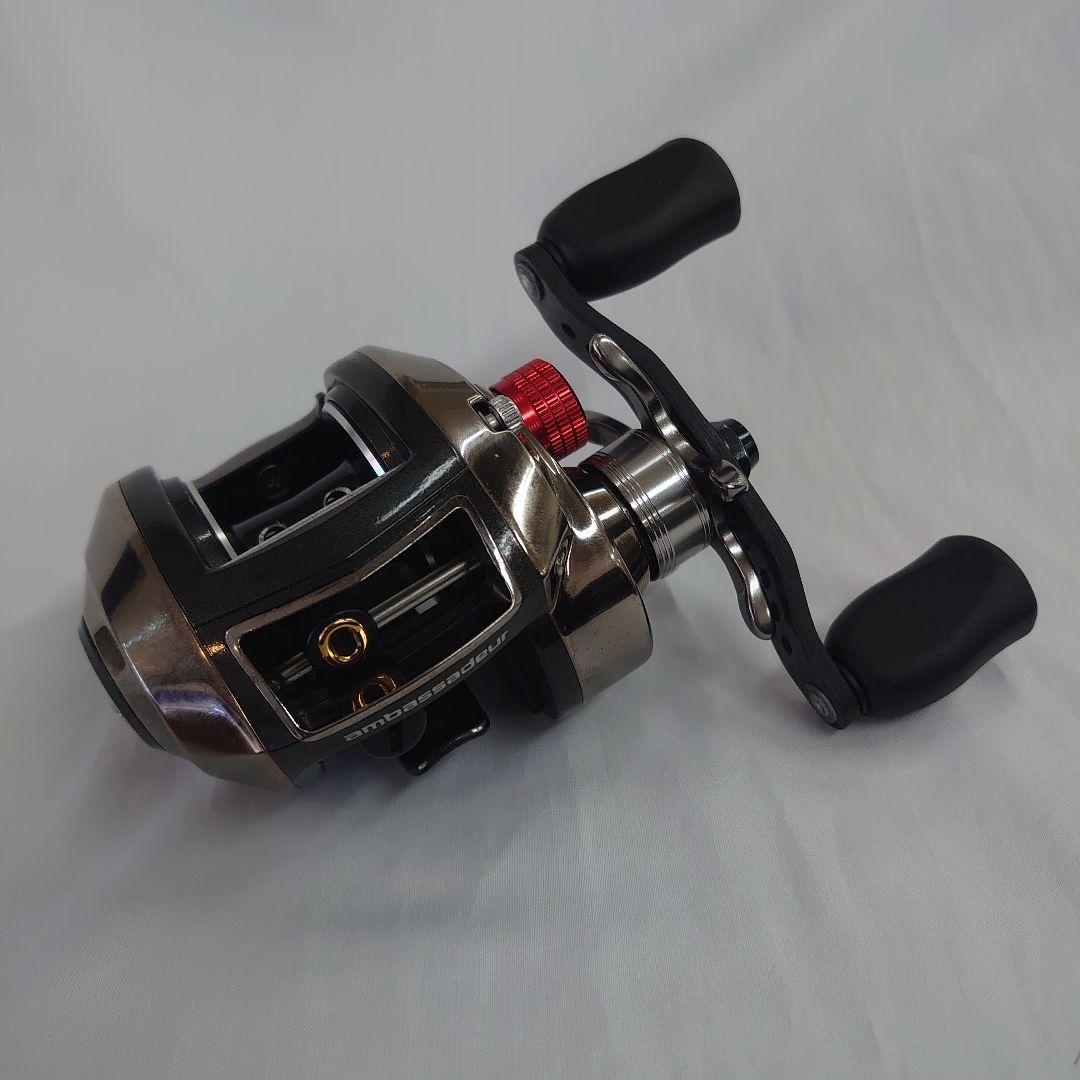 Revo Elite IB ベイトリール シルバー/レッド