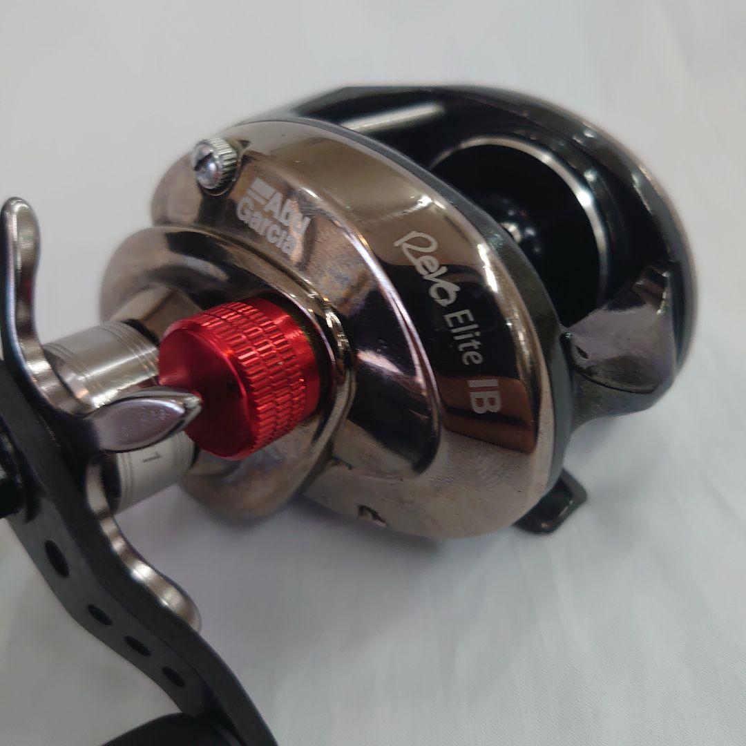Revo Elite IB ベイトリール シルバー/レッド