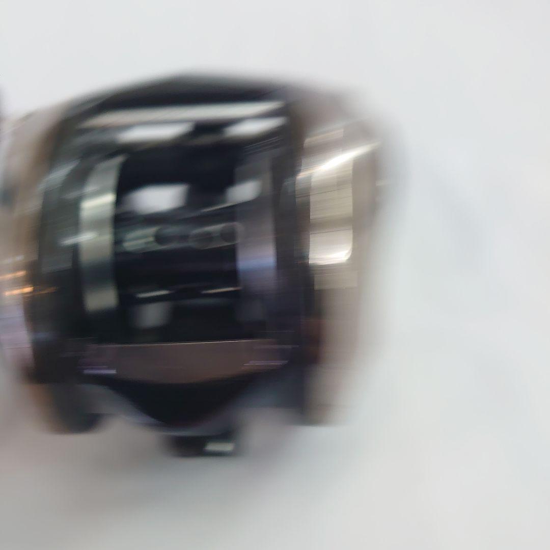 Revo Elite IB ベイトリール シルバー/レッド