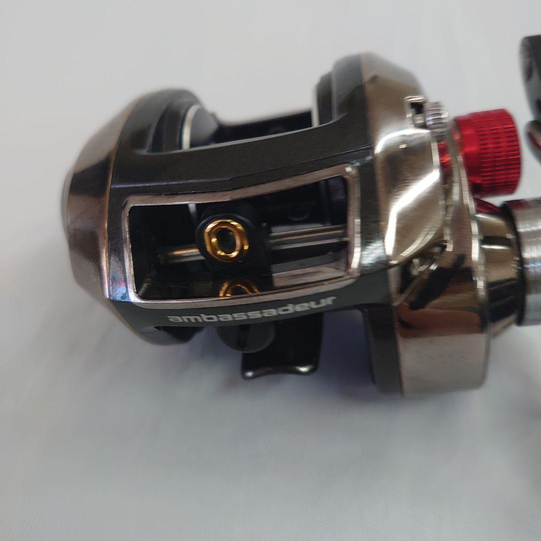 Revo Elite IB ベイトリール シルバー/レッド